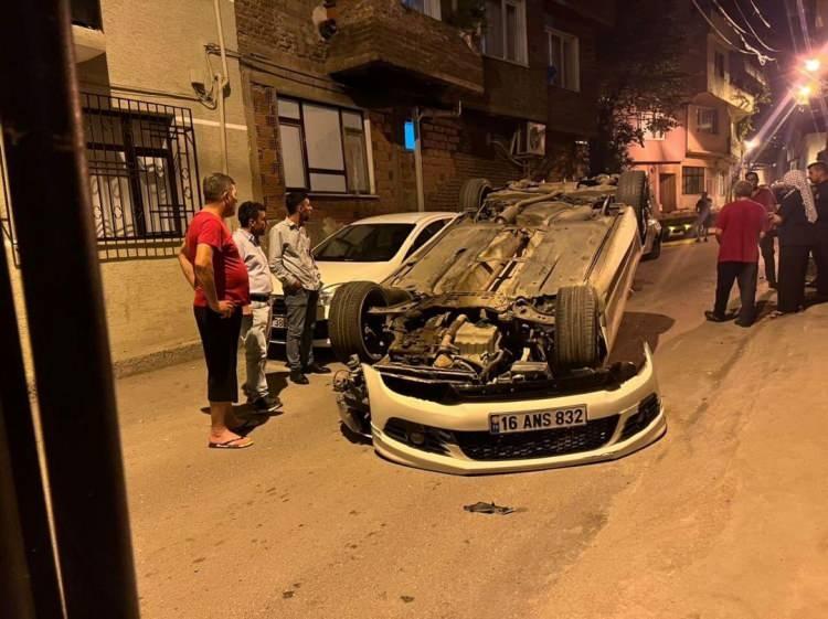 <p>- Bursa’da ara sokakta hız yaparak ilerleyen otomobil, 3 araca çarptıktan sonra takla atarak zor durabildi. Hurdaya dönen aracın yardımına vatandaşlar koşarken sürücü yara almadan kurtuldu.</p>
