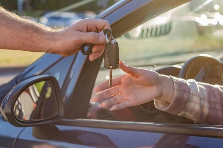 <p><strong>EN HIZLI RENAULT SATILDI</strong></p>

<p> </p>

<p>Türkiye pazarı satış hızı Temmuz'da ortalama 55 gün olurken, en hızlı satılan marka 47 günle Renault oldu.</p>

<p>En yavaş satılan marka ise 68 günlük satış hızıyla Mercedes-Benz ile BMW olarak belirlendi.</p>
