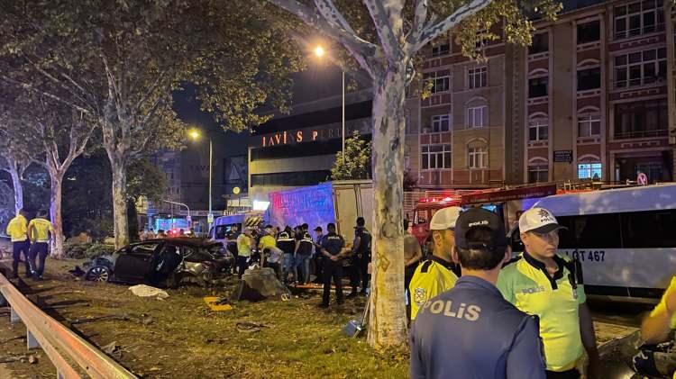 <p>Esenler TEM bağlantı yolundan Edirne istikametine giden otomobil, bariyerleri aşarak yan yola uçtu. Ağaca çarparak duran araçta 5 kişi hayatını kaybetti, 1 kişi ise ağır yaralandı.</p>

<p> </p>

