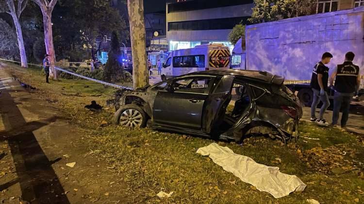 <p>Dehşete düşüren kazada itfaiye ekipleri araçta sıkışan dört kişiyi çıkartma çalışmalarını sürdürürken, sağlık ekipleri otomobilden dışarıya uçan iki kişiye müdahale etti. </p>
