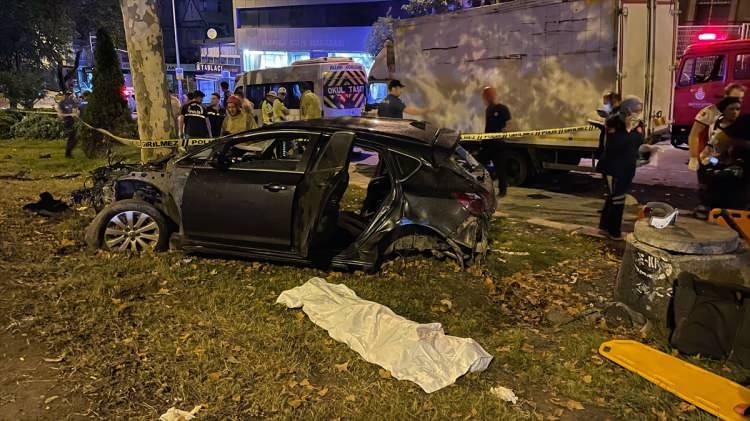 <p>Sağlık görevlileri otomobilden uçarak yola savrulan bir kişinin olay yerinde hayatını kaybettiğini belirledi, diğer kazazede ise ağır yaralı olarak hastaneye kaldırıldı.</p>