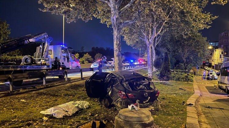 <p>İtfaiye ekipleri, uzun süren çalışmalar sonucunda araçta sıkışan 4 kişiyi otomobilden çıkartarak sağlık ekiplerine teslim etti. Yaralı 3 kişi olay yerindeki müdahalelerinin ardından hastaneye kaldırılırken, araçta sıkışan son vatandaşın da çıkarıldıktan sonra hayatını kaybettiği belirlendi.</p>