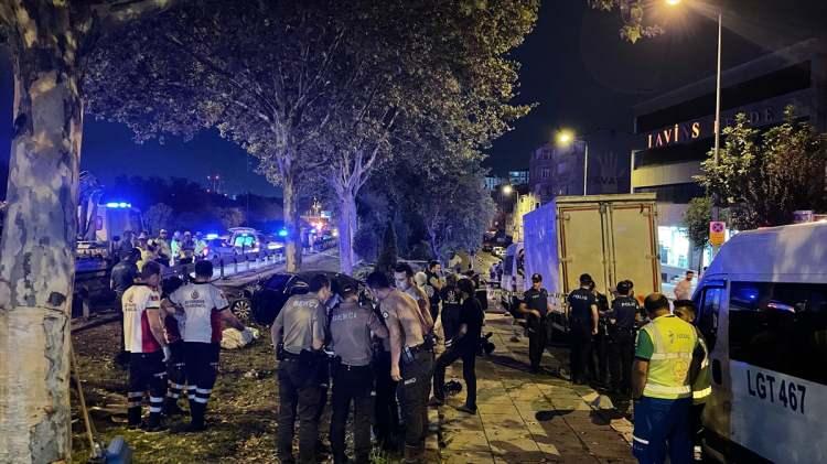 <p>Yaşanan talihsiz kazada, Erdinç D., Ercüment D., Onur K., Ömer Ç., Ali A. olmak üzere toplamda 5 kişi hayatını kaybederken Samet I.’nin İse hastanede yoğun bakıma alındığı öğrenildi.</p>
