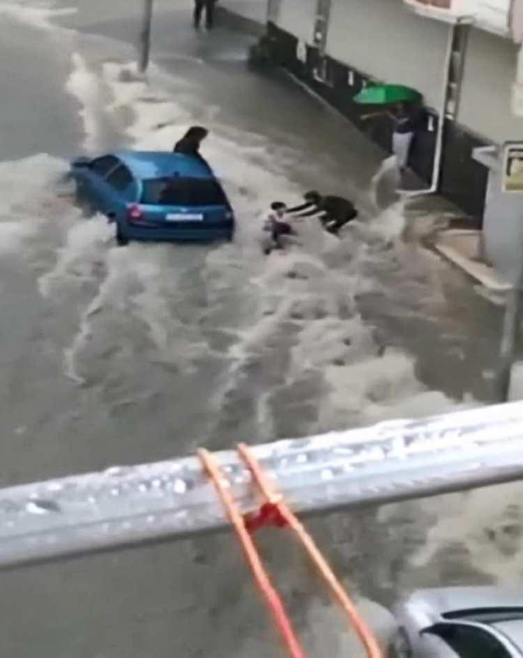 <p>Yağmurdan korunmak için binanın altında bekleyen kişi, koşarak çocuğu kolundan yakaladı. O anlar çevredekilerin cep telefonu kamerasına yansıdı. </p>
