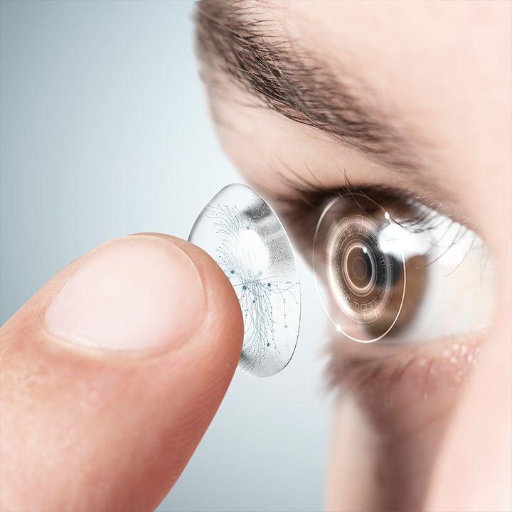 <p>Yeni lens nasıl olacak?</p>
<p>Üretilen lens yüzde 100 şeffaf bir yüzeye sahip ve normal lens gibi göze takılabiliyor. Dışardan lensin takıldığı pekte belli olduğunu söyleyemeyiz.</p>