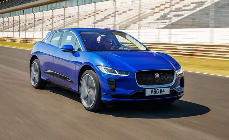 <p>24 - <strong>Jaguar I-Pace</strong>: 234 mil / 376 Km</p>

<p> </p>

<p>I-Pace , Jaguar'ın elektrikli araç pazarındaki ilk arabası.</p>

<p> </p>

<p>I-Pace'in iç mekanında agresif koltuklar, şık bir gösterge paneli ve birçok teknoloji bulunur. Standart bilgi-eğlence sistemi, Apple CarPlay ve Android Auto ile 10.0 inç dokunmatik ekrana sahip.</p>
