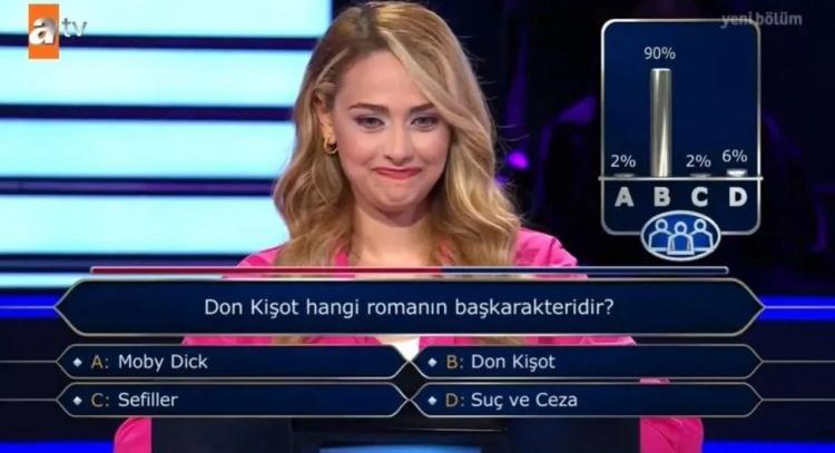 <p>Seyircilerin oyuyla B seçeneğinde yer alan Don Kişot yanıtını veren yarışmacı, "Çok basit bir soruydu ama buradaki heyecan bambaşka. Çok değişik bir duygu ama çok mutluyum." dedi. Yarışmacının bu sözleri üzerine Kenan İmirzalıoğlu, "Mutluluğunu hiç bozmayalım ama cevabı şıklarda çok net olan hatta aynı şekilde olan Don Kişot'un baş karakteri..." ifadelerini kullandı. "O an dondum kaldım çok heyecanlıyım şu anda." diyen yarışmacı, "Okuduğum soruyu biliyorum, gözümün önünde ama sanki başka bir soru vardı." diye devam etti.</p>
<p> </p>