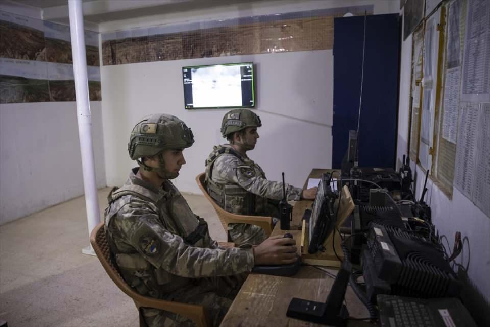 <p>Tel Abyad’ın giriş ve çıkışlarında durdurulan araç ve siviller ilk olarak ruhsat ve kimlik taramasına tabi tutuluyor. Araçlar daha sonra TSK’nın bomba arama köpeği tarafından da didik didik aranıyor.</p>

<p> </p>
