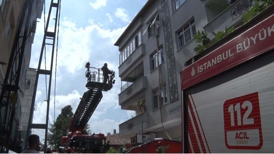 <p>Olay, dün saat 11.30 sıralarında Sarıyer Rumeli Hisarüstü Mahallesi’nde meydana geldi. Edinilen bilgiye göre uzun seneler Almanya’da çalıştıktan sonra kesin dönüş yaparak Türkiye’ye gelen Firdevs Demir, semtteki bir binada yaşamaya başladı. Yalnız başına kaldığı dairesinde sabah saatlerinde odada kilitli kaldığını söyleyen kadın, bez parçalarını birleştirip 2. kattan aşağıya sarkıttı.</p>

<p> </p>
