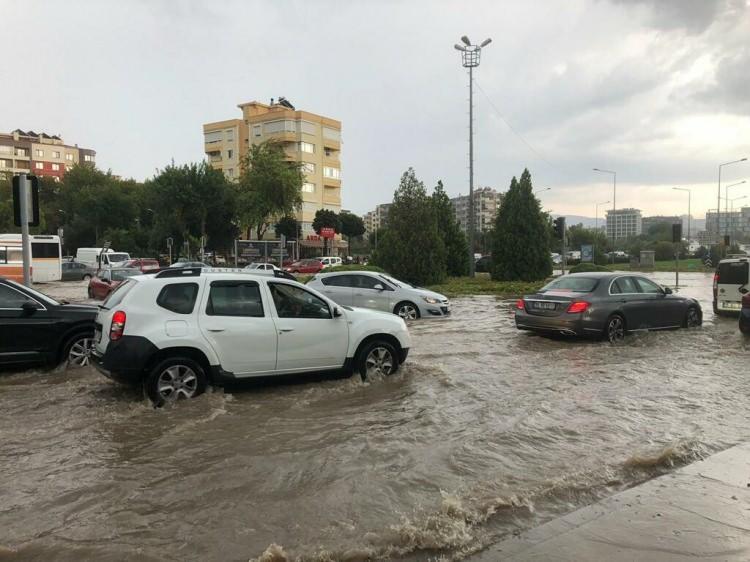 <p>İZMİR'de, kuvvetli yağış uyarısının ardından sağanak etkili oldu. Bayraklı ve Bornova ilçelerinde bazı cadde ve sokaklar yağmur sularıyla doldu.</p>
