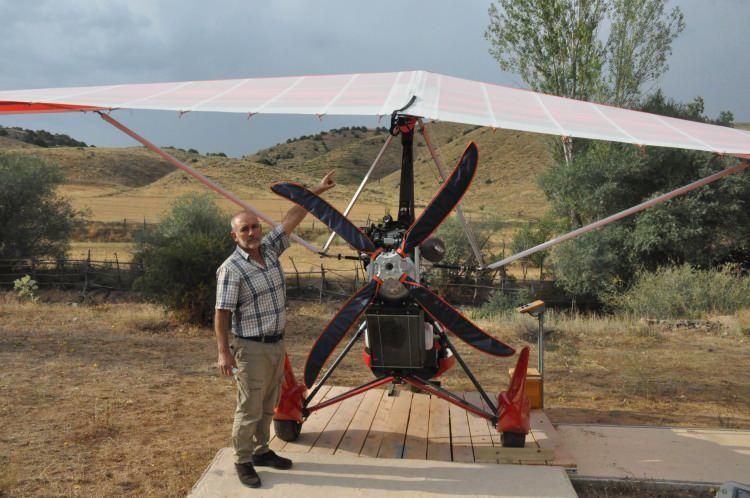 <p>10 dönüm arazisini, hava aracının, inip kalkacağı şekilde dizayn edip, hangar da inşa eden Çiçek, sivil havacılıktan izin beklediğini belirterek "Çocukluk rüyalarımda hep yüksek tepelerin ardında uçtuğumu gören biriydim” dedi.</p>

<p> </p>
