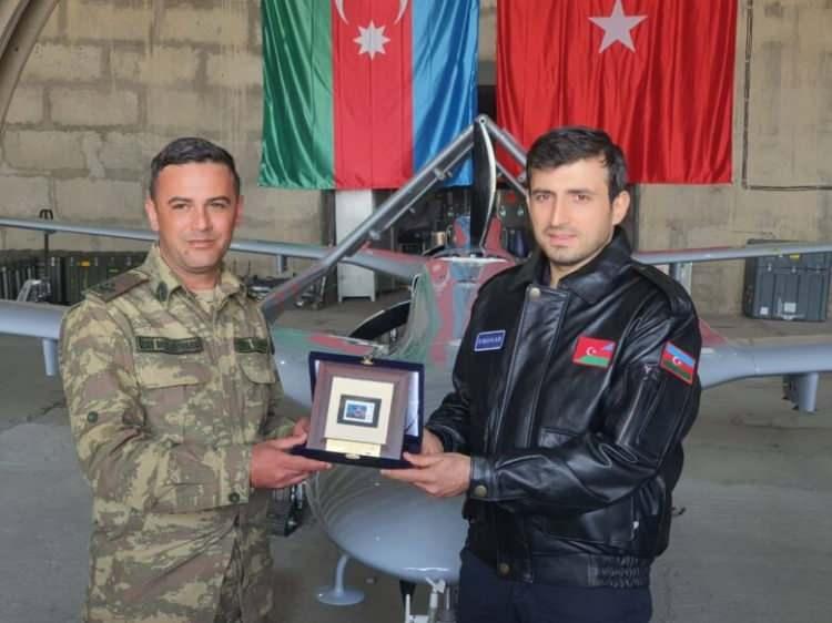 <p><strong>Karabağ’ın kurtarılmasında önemli rol üstlendi</strong><br />
<br />
Bayraktar TB2 SİHA’lar kardeş ülke Azerbaycan’ın yaklaşık 30 yıldır devam eden Karabağ işgalini sonlandırmasında da önemli bir rol üstlendi. Azerbaycan, Ermenistan’ın işgali altındaki Dağlık Karabağ’a yönelik olarak 27 Eylül 2020 tarihinde bir askeri harekât başlattı. Harekâtın başlangıcından 44 gün sonra, 10 Kasım 2020 tarihinde Azerbaycan Ordusu, Ermenistan’ın işgalini sonlandırarak Dağlık Karabağ’ı kontrol altına aldı. Ermenistan’a yönelik harekât esnasında Azerbaycan Ordusu, Baykar tarafından milli ve özgün olarak geliştirilen Bayraktar TB2 SİHA’ları tüm cephe hattında kullandı. </p>