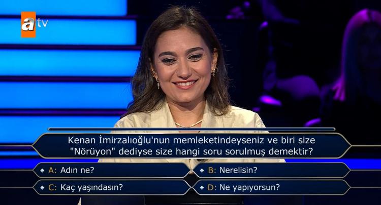 <p><span style="color:#000000"><strong>A Şıkkı Adın ne?, B Şıkkı Nerelisin?, C Şıkkı Kaç Yaşındasın? ve D Şıkkı Ne Yapıyorsun? seçeneklerini gören yarışmacı hızlı bir şekilde "D Şıkkı Ne yapıyorsun?" yanıtını verdi.</strong></span></p>
