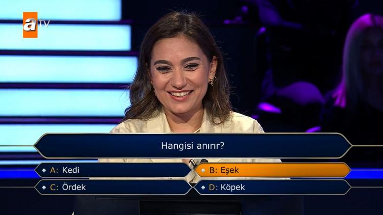 <p><span style="color:#000000"><strong>Pozitif enerjisiyle yarışmaya hızlı bir giriş yapan yarışmacı ilk soruları rahatlıkla yanıtlamayı başardı.</strong></span></p>
