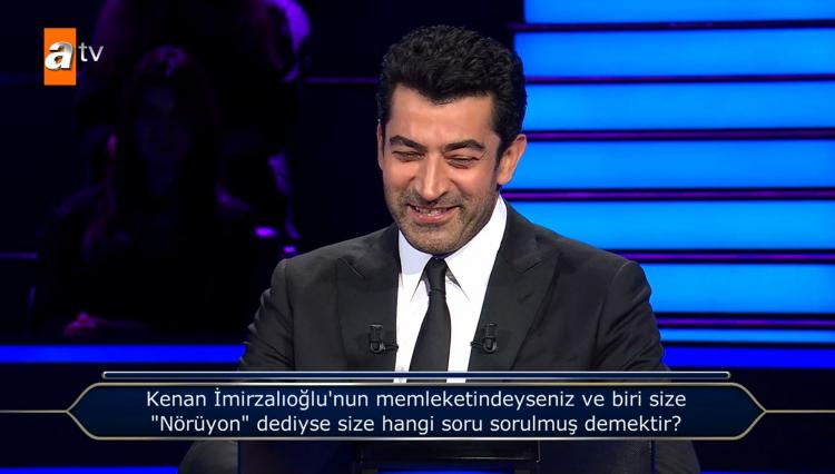 <p><span style="color:#000000"><strong>"Kenan İmirzalıoğlu'nun memleketindeyseniz ve biri size "Nörüyon" dediyse size hangi soru sorulmuş demektir?" sorusunu okumaya başlayan Kenan İmirzalıoğlu kahkahalara boğuldu. </strong></span></p>
