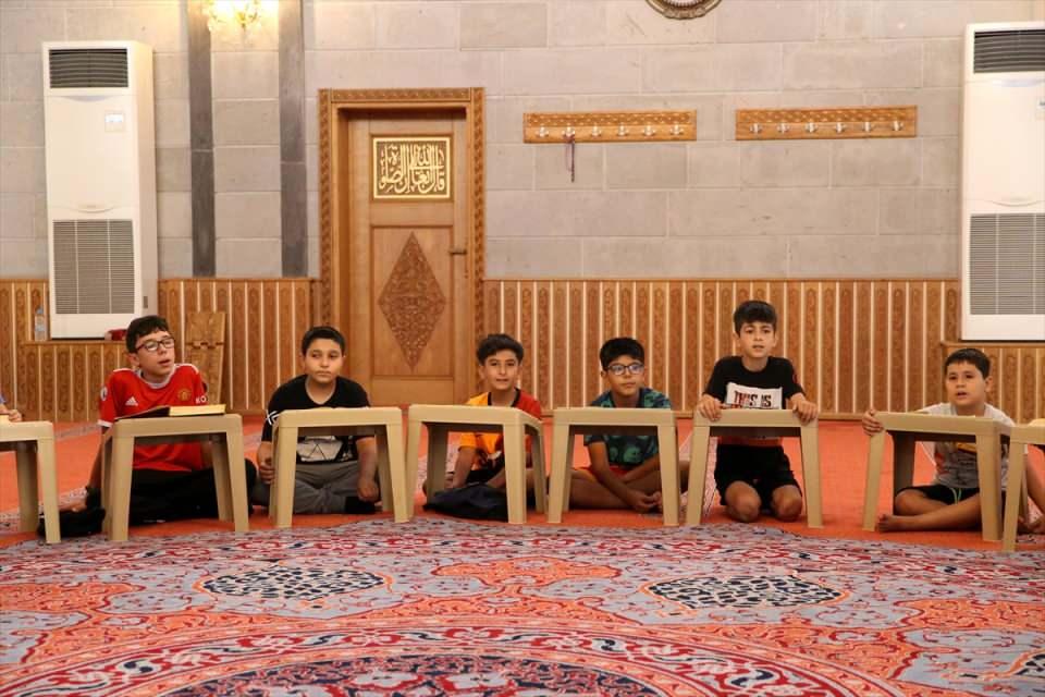 <p>Saat 09.00'da rahle başında eğitime katılan öğrenciler, 12.30'da sona eren kursun ardından hocalarıyla dönüşümlü olarak bisikletlere binip, daha önce gitmedikleri yerlere pedal çeviriyor.</p>

<p> </p>

