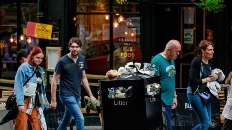 <p>Temizlik çalışanlarının, dünyaca ünlü "Edinburgh Fringe Festivali"yle eş zamanlı düzenlediği ve 30 Ağustos'a kadar sürecek iş bırakma kararı şehirdeki çöp birikintilerinin sokakları kaplamasına yol açtı.</p>
