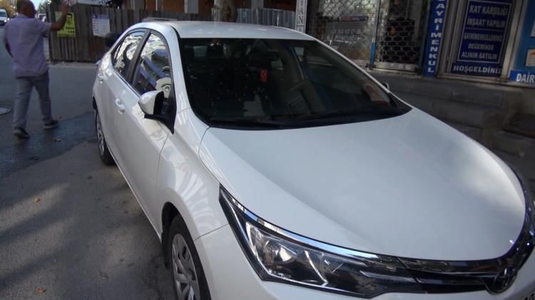 <p>Kapora dolandırıcılığı yönteminin ciddi şekilde arttığını ifade eden Türkiye Odalar ve Borsalar Birliği (TOBB) Otomotiv Ticaret Meclis Üyesi Fahrettin Batı,<strong> "Dolandırıcılar kapora olarak hatırı sayılır paralar istiyor. Örnek verecek olursak piyasa değeri ve piyasada satış hızı yüksek olan internet üzerindeki herhangi bir aracı, kendi ilan sayfalarında yüzde 20 aşağıya göstererek ilana koyuyorlar.</strong></p>