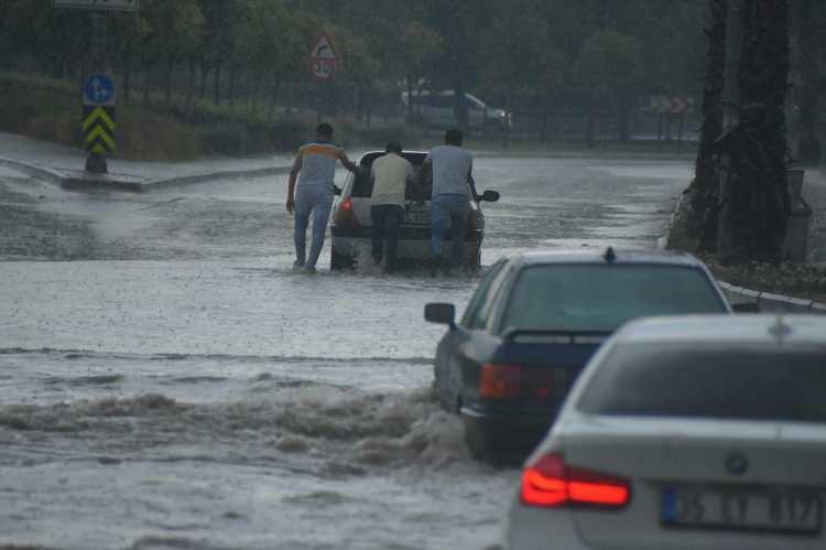 <p>'SUYUN ÇEKİLMESİNİ BEKLİYORUZ'</p>

<p>İzmir'de etkili olan sağanakta sularıyla dolan cadde ve sokaklardaki sürücüler ve vatandaşlar zor anlar yaşadı.</p>
