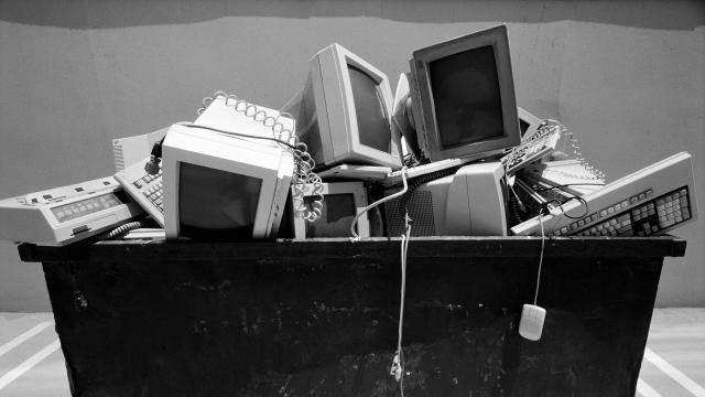 <p>Türkiye elektriğin büyük bir bölümünü ithal ettiği doğalgaz ile üreten bir ülke. Gereksiz enerji kullanımı ülke ekonomisine büyük zarar veriyor. Ayrıca prizde şarj aletlerini boşta bırakmak atmosfere salınan karbondioksit miktrarının ve elektronik atıkların artmasına neden oluyor.</p>