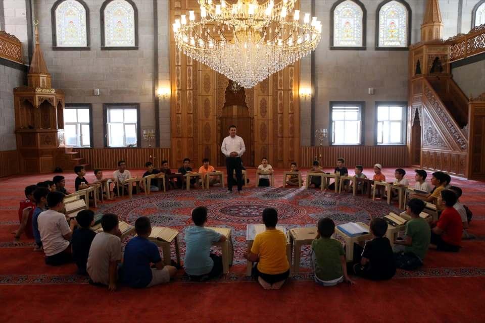 <p>Kayseri'nin Talas ilçesindeki Hacı Halil Bayraktar Camisi'nde yaz Kur'an kursuna katılan çocuklar, hayırseverlerin katkısıyla alınan ve caminin demirbaşına kaydedilen 30 bisikletle şehir turu yapıyor.</p>
<p> </p>