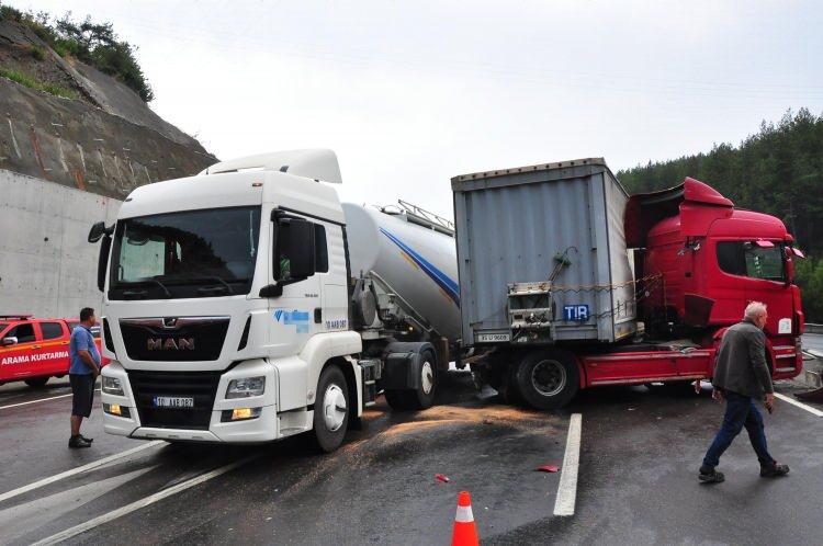 <p>7 aracın karıştığı zincirleme kazada, 2'si çocuk 5 kişi yaralandı. Yaralılar, ihbarla bölgeye gelen ambulanslarla Manisa'daki hastanelere kaldırıldı.</p>
