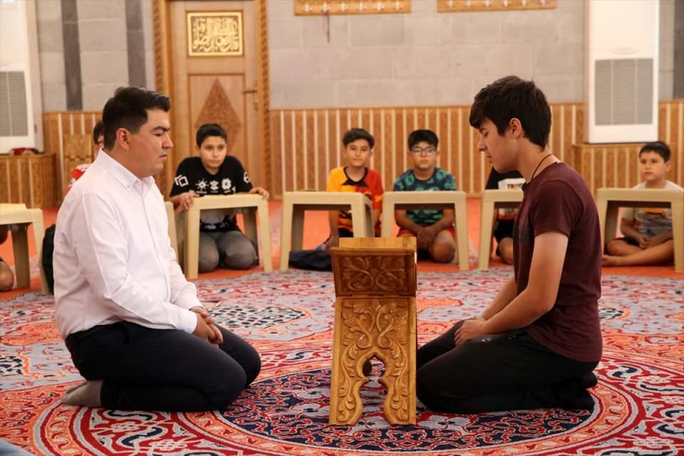 <p>Hayırsever desteğiyle bazı çocukları bisikletle tanıştırıp spor yaptırmak istediklerini anlatan Ağırtopçu, şunları kaydetti:</p>
<p>"Camimize 30 bisiklet aldık. İş insanlarımıza çok teşekkür ediyoruz. Bisikleti olan ile olmayanın farkı kalmıyor ve camimize gelen her çocuk bisiklet turuna katılabiliyor. </p>