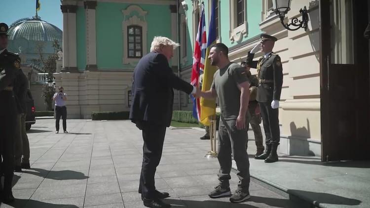 <p>İngiltere Başbakanı Boris Johnson, Ukrayna'nın 31. Bağımsızlık Günü yıldönümü dolayısıyla Ukrayna'nın başkenti Kiev'e sürpriz bir ziyarette bulunarak, Ukrayna Devlet Başkanı Vladimir Zelenskiy ile bir araya geldi. </p>
