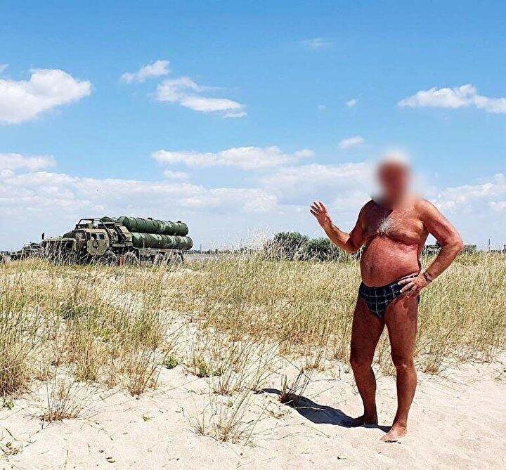 <p>Ukrayna Savunma Bakanlığı Kırım'daki Rus hava savunma sistemlerinin yerini bölgede tatil yapan bir Rus turist sayesinde elde ettiklerini açıkladı.</p>

<p> </p>

<p>Söz konusu turistin S-400 sistemleri önünde verdiği pozu yayınlayan bakanlık adı açıklanmayan kişinin bu fotoğrafı konum bilgilerine yer vererek sosyal medyada paylaştığını belirtti.</p>
