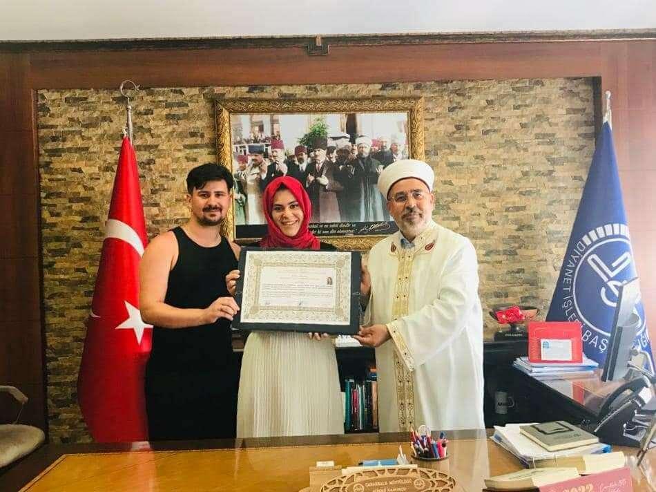 <p>Çanakkale İl Müftülüğü'nde düzenlenen törende Kelime-i Şehadet getiren Yunanistan vatandaşı Serakou Emilia Müslüman oldu.</p>
