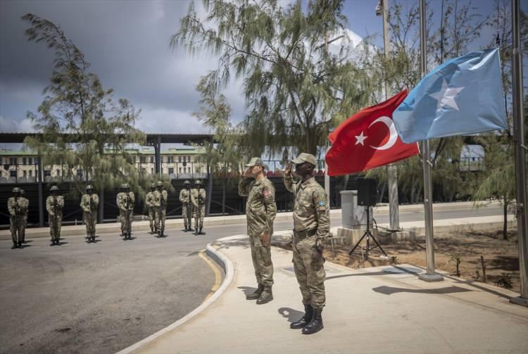 <p>Görevlerinin, Somali Silahlı Kuvvetlerinin teşkilat, eğitim-öğretim, askeri altyapı ve lojistik desteğini sağlamak, iyileştirmek ve yardım etmek olduğunu anlatan Dinçer, şöyle konuştu:</p>

<p>"STGK'de, Somali'de bilinen adıyla TÜRKSOM'da Somali Silahlı Kuvvetleri personeliyle birlikte Askeri Okul Komutanlığında subay ve astsubay, Birlik Eğitim Komutanlığında ise komando taburları yetiştirilmektedir. </p>
