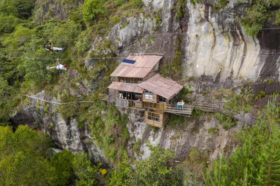 <p>Yerden yaklaşık 25 metre yükseklikte dikey bir kaya üzerine inşa edilen otel müşterilerine eşsiz bir deneyim yaşatıyor.</p>
