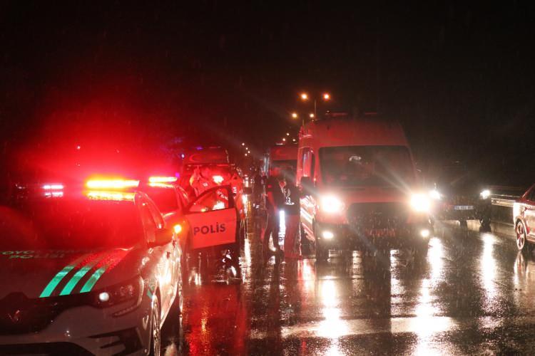 <p>Sakarya’nın Arifiye ilçesi D-650 Karayolu'nda şehirler arası yolcu otobüsünün tıra arkadan çarptığı kazada 25 kişi yaralandı. </p>
