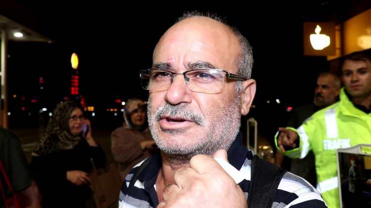 <p>“İÇERİDE İNSANLAR PANİK HALİNDEYDİ”</p>
<p>Kazaya karışan otobüste yolcu olarak bulunan bir kişi yaşadıkları panik anlarını anlattı. Yolcu Aşır Durgut, “Taksi otobüse korna çaldı, otobüs sağa kaçınca öndeki tırda yavaş gidiyordu arkadan vurdu.</p>