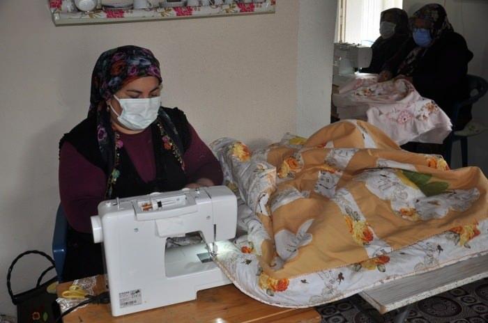 <p>İşte SGK'dan yapılan o açıklama:</p>
<p>Dikiş, nakış, mutfak robotu, ütü ve benzeri makine ve aletler hariç olmak üzere, muharrik kuvvet kullanmamak ve dışarıdan işçi almamak şartıyla; oturdukları evlerde imal ettikleri havlu, örtü, çarşaf, çorap, halı, kilim, dokuma mamulleri, kırpıntı deriden üretilen mamuller, örgü, dantel, her nevi nakış işleri </p>