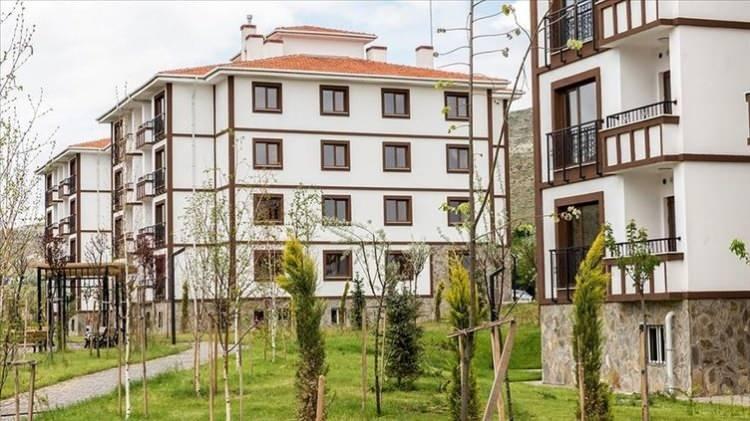 <p>Hükümetin bu yıl yaptığı zamlarla 5 bin 500 liraya yükselen asgari ücretle çalışan bir vatandaş ise, sosyal konut projesinde bin 650 lira taksit ödemesi gerçekleştirecek.</p>
<p> </p>
