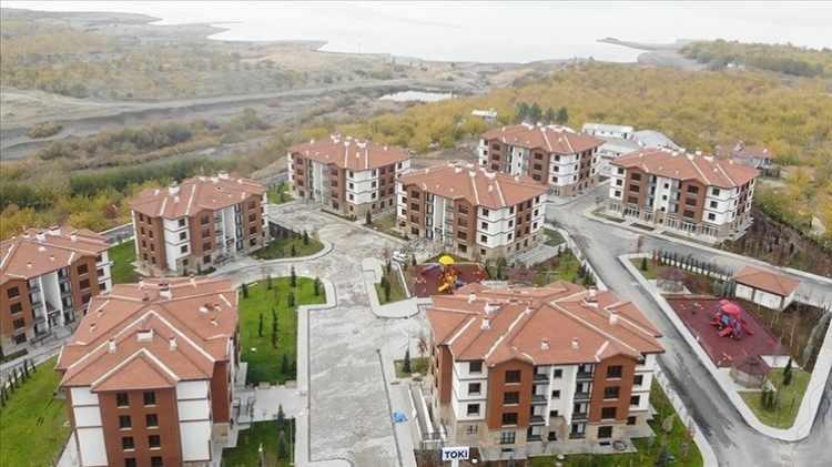 <p>Dev konut hamlesi kapsamında dar gelirliler, şehit ve gazi yakınlarının yanı sıra gençler ve emekliler de ayrı kota içinde değerlendirilecek.</p>
<p> </p>