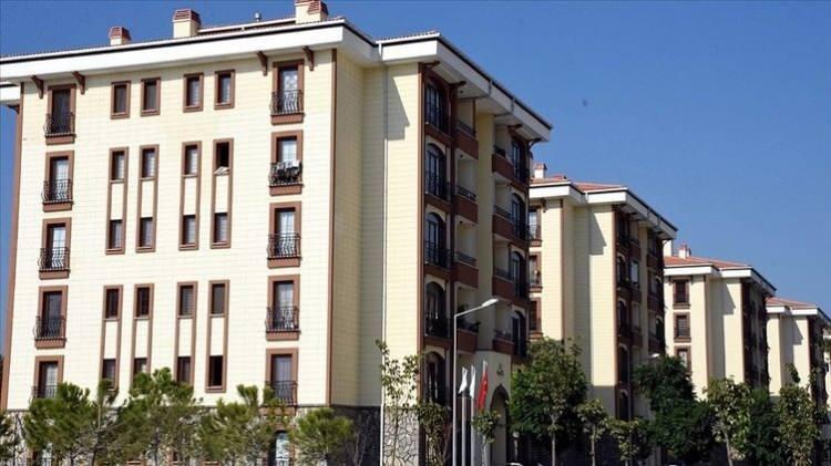 <p>Sadece hiç evi olmayan vatandaşın kullanımına açılacak Hazine arazileri, yine vatandaşın kendi için konut yapması adına uygun şartlarda uzun vadeli ödeme koşullarıyla satışa çıkarılacak.</p>
<p> </p>