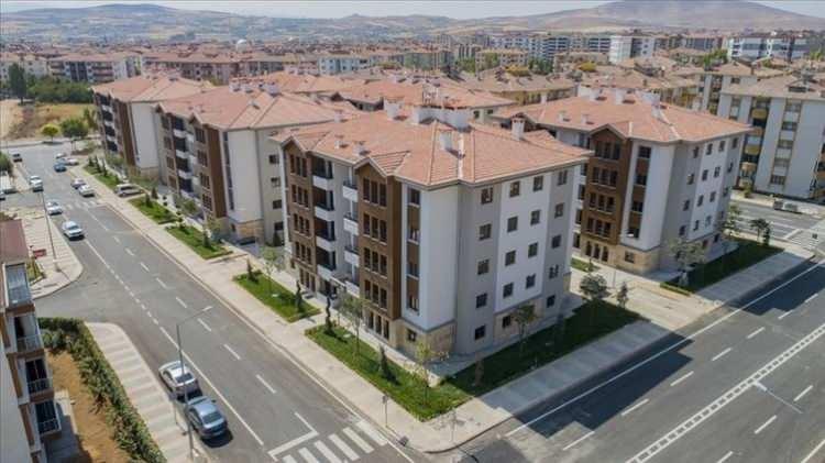 <p>Vatandaş tek parselde kendi evini yapacak ya da talep örgütlenmesi ile daha büyük parseller alabilecek. İsteyenler ise müteahhitlerle anlaşacak.</p>
<p> </p>