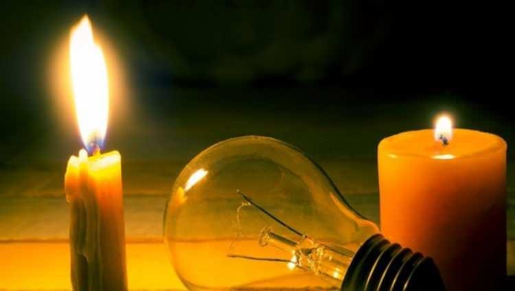 <p>Boğaziçi Elektrik Dağıtım A.Ş tarafından yapılan açıklamaya göre 27 Ağustos cumartesi günü İstanbul'da çeşitli saatlerde elektrik kesintileri uygulanacak. Elektrik kesintilerinin süresi 8 saati bulacak. İşte İstanbul'da saatlerce sürecek elektrik kesintilerinin listesi.</p>
<p> </p>