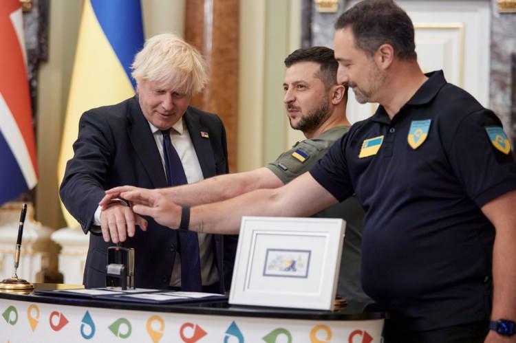 <p>Johnson, 24 Şubat'ta Rusya'nın Ukrayna'ya yönelik saldırılarının başlamasından bu yana ülkeyi 3 kez ziyaret etti. </p>
