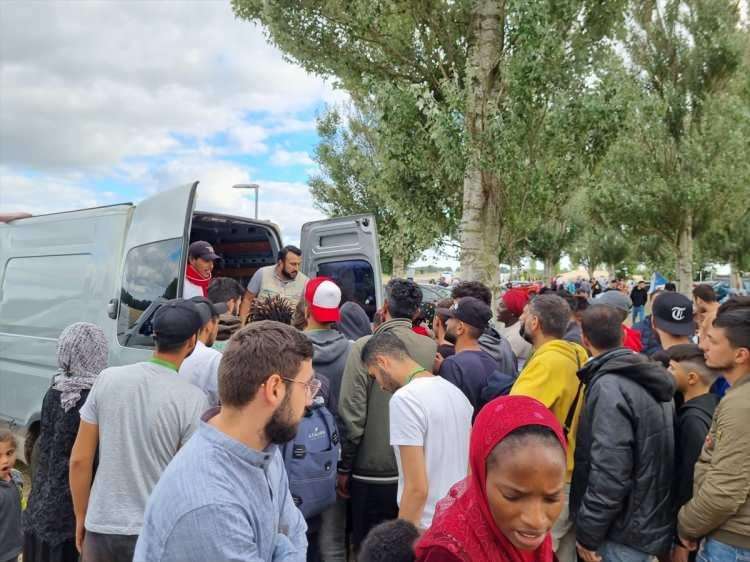 <p>Hollanda kamu yayıncısı NOS'ta yer alan haberde, geçen salı akşamı yaklaşık 700 kişinin Ter Apel'deki merkezin dışında sabahladığı aktarılmıştı.</p>
<p> </p>
<p> </p>