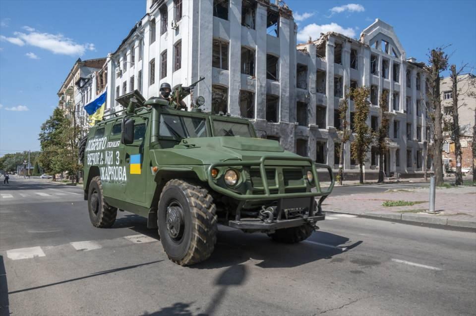 <p>Rusya ile Ukrayna arasındaki savaş devam ederken, Ukrayna'nın Harkov kentinde Ukrayna polisi çatışmalar sırasında ele geçirilen Rus zırhlı aracı "Tiger" ile sokaklarda devriye gezmeye başladı.</p>

<p> </p>
