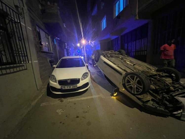 <p>Kaza, merkez Osmangazi ilçesi Tuna Mahallesi’nde meydana geldi. Edinilen bilgiye göre, park halindeki araçların bulunduğu dar sokakta hız yaparak ilerleyen sürücü, direksiyon hakimiyetini kaybederek park halindeki 3 araca çarptıktan sonra takla atarak ters döndü. </p>
