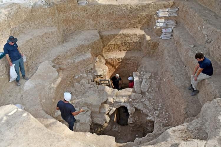 <p>Açıklamaya göre, kırsal bölgede keşfedilen yapının avlusunda arkeologları bir sürpriz bekliyordu. Arkeologlar, üç metre derinliğinde kayaya oyulmuş bir su sarnıcının üzerinde “benzersiz bir tonozlu kompleks” buldu.</p>
<p> </p>
