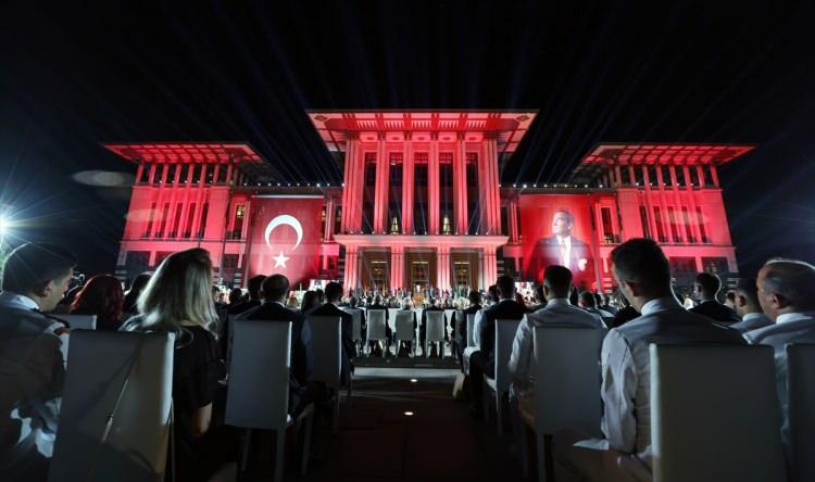 <p>Programda sanatçı Gülay sahne aldı. Hey Onbeşli ve Çanakkale Türküsü'nü seslendiren Gülay'ın performansı konukları oldukça duygulandırdı. </p>
