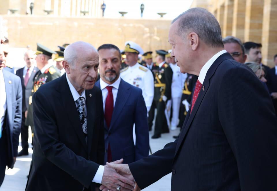 <p>Erdoğan, programda MHP Genel Başkanı Devlet Bahçeli ile selamlaştı.</p>
