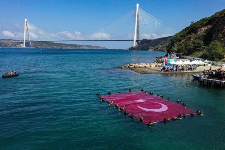 <p> 30 Ağustos Zafer Bayramı'nın 100. yıl dönümü kapsamında gerçekleştirilen etkinlikte engelliler ve SAT komandoları Marmara Denizi'nde "Zafer dalışı" gerçekleştirdi.</p>