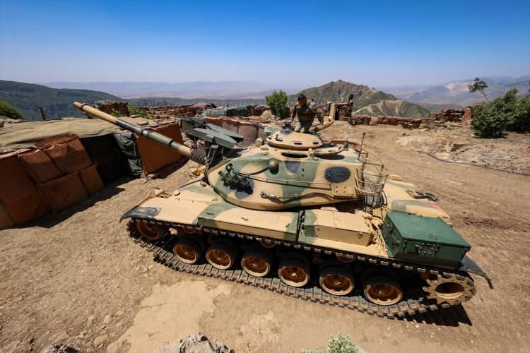 <p> Yerli ve milli son teknoloji silahlarımızla her türlü hava arazi koşulunda şanlı bayrağımızın gölgesinde ve kahraman şehitlerimizin huzurunda 7/24 burada güvenliği sağlıyoruz. Milletimizin gözü arkada kalmasın, bizler buradayız."</p>