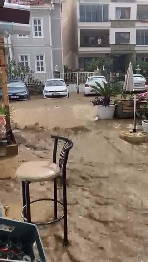 <p> Takdir ederseniz ki su gidecek akış yatağa bulamazsa başka yerlere kaçıyor ve su baskınları oluyor. En büyük tesellimiz can kaybı olmamasıdır. Devletimiz güçlüdür. Şehir bugün tamamen normale döndü.</p>